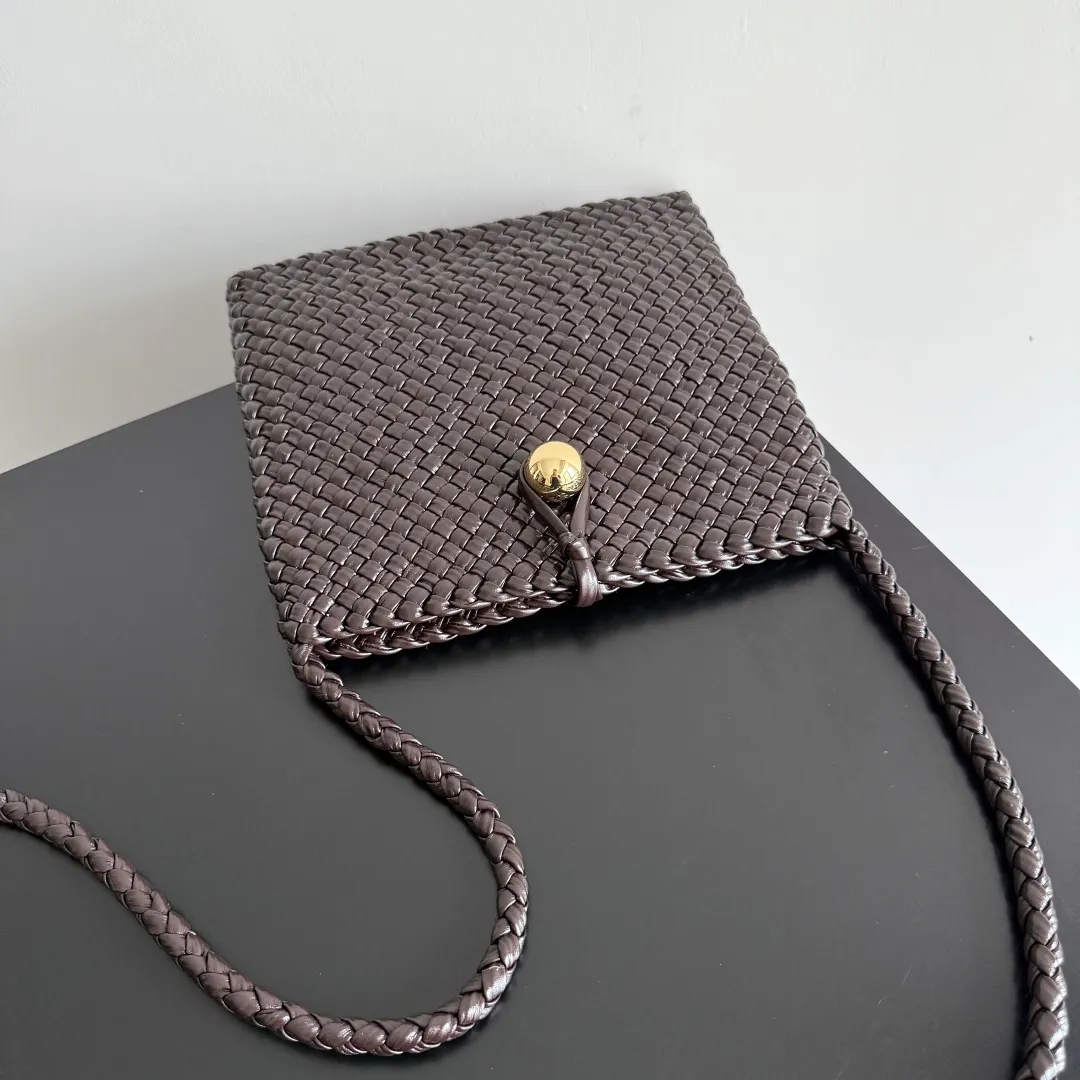 Batch 2480 Bottega Veneta's Tosca, made with exquisite intrecciato weaving technology, three-dimensional trapezoidal cut, neat lines outline a high-end box structure that never fades, giving the soft lambskin a unique silhouette ✨ Small gold balls are embellished to add a sense of fashion, and one leather strip is woven in one piece, simple and advanced. The capacity is suitable for daily life, lifting weight is light, and showing a calm aura in every step. The shoulder-carrying design is practical and carries a low-key taste and relaxed fashion. It is a treasure item that adds points to your outfit. If you know BV, don’t miss it ~ Tosca is your silent business card when traveling around the world. Style number: 777680 Size: 17*19.5*1cm